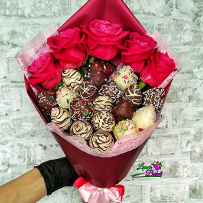 Состав: отборная клубника в шоколаде с декором около 650 гр., розы 5 шт. Цвет роз и упаковки может отличаться.